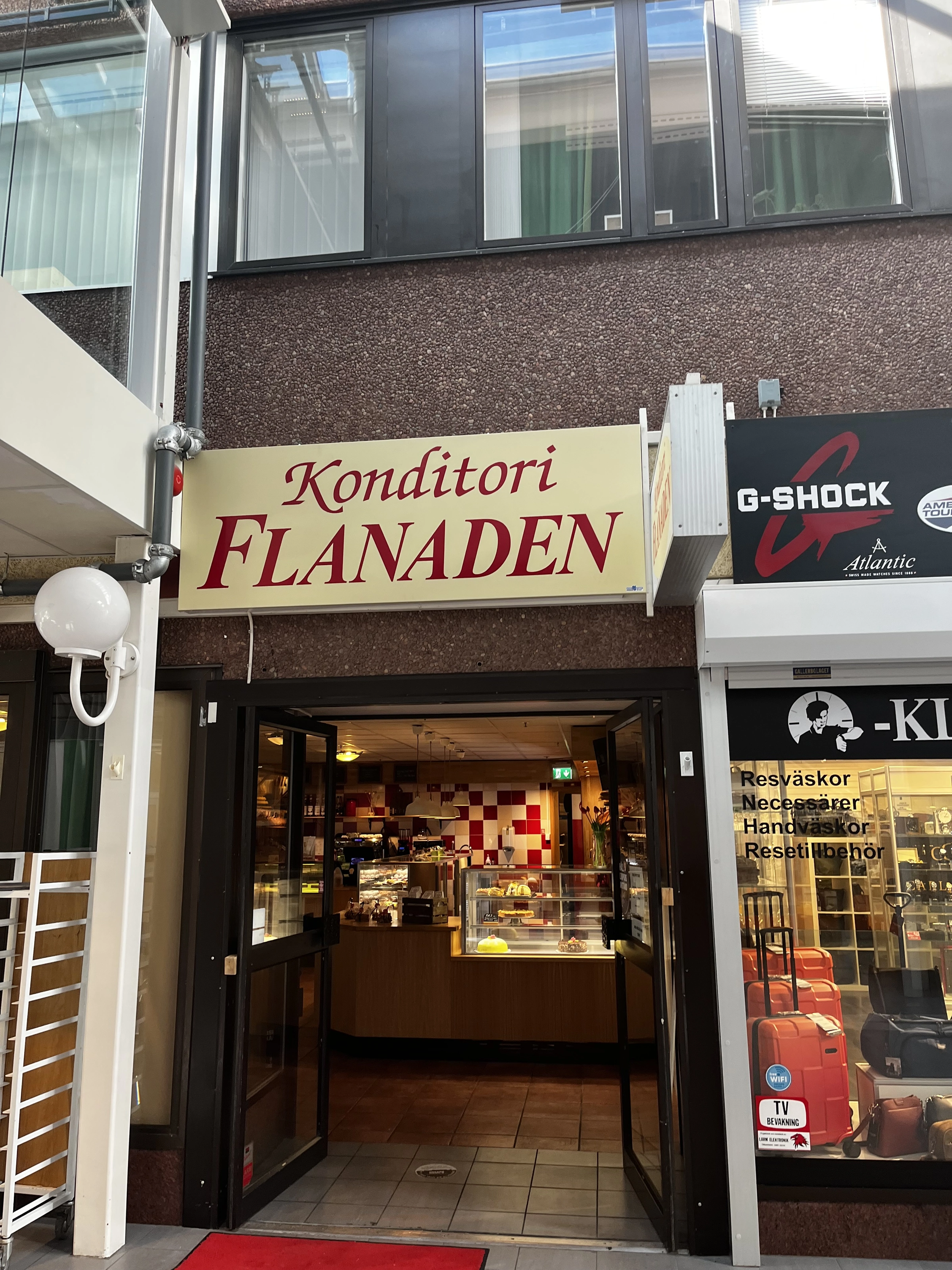 Entrén till Konditori Flanaden i Oskarshamn